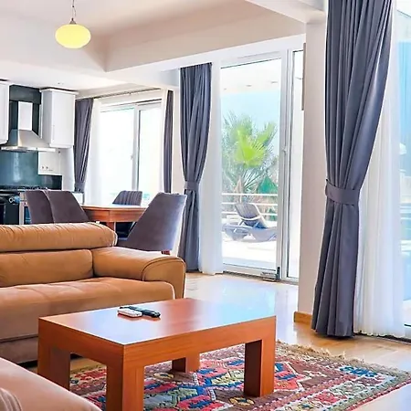 Sleeps 6 Pool Air Con Wifi