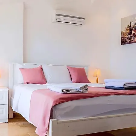 Sleeps 6 Pool Air Con Wifi