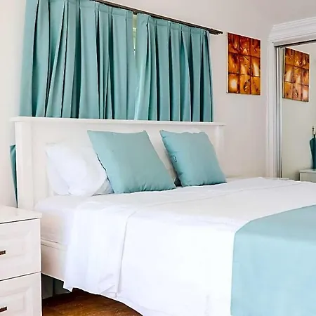 Sleeps 6 Pool Air Con Wifi Vilă