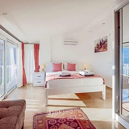 Sleeps 6 Pool Air Con Wifi Willa